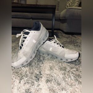 size 9 onclouds 
white / grey